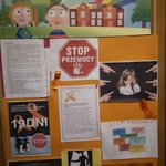 Tablica informacyjna w Domu Dziecka - zawieszone plakaty informacyjne