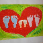 Praca plastyczna przedstawiająca sześć stóp, należących do trzech osób, w czerwonym sercu